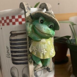 Charming Green Frog Reptile Decor